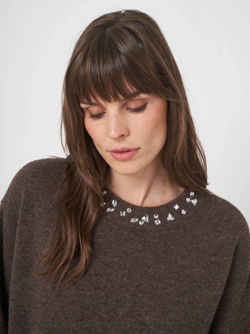 Weiter Pullover mit Strass am Ausschnitt von REPEAT cashmere