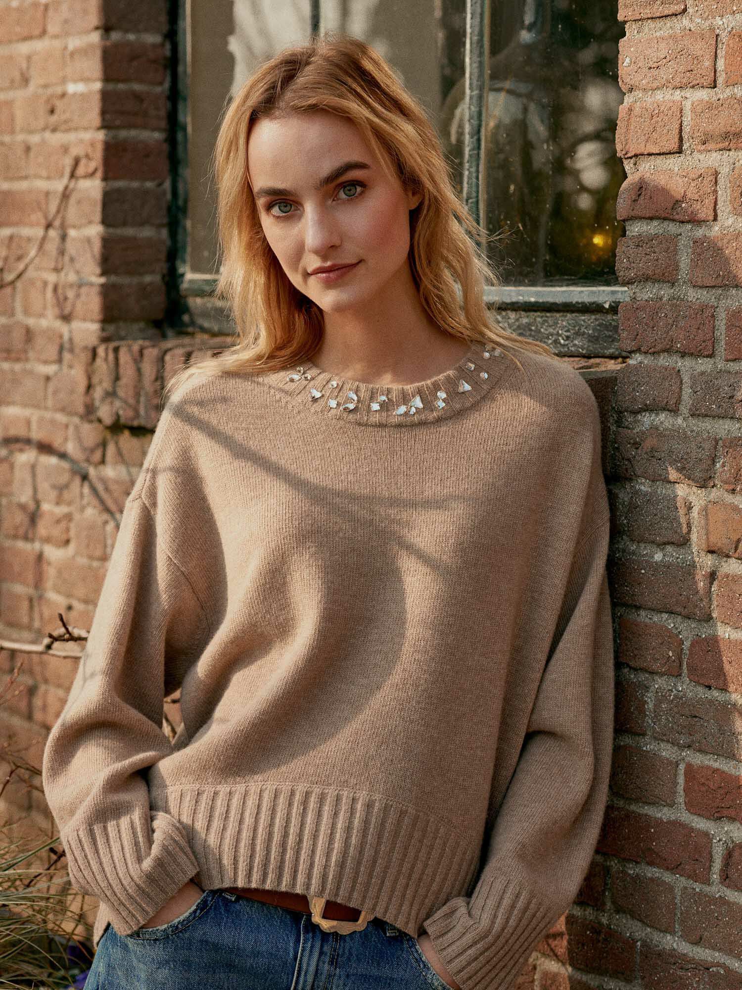 Weiter Pullover mit Strass am Ausschnitt von REPEAT cashmere
