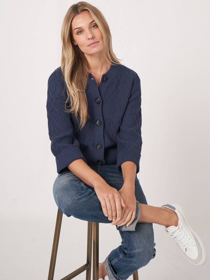 Zopf-Strickjacke aus Baumwolle mit weiten Ärmeln von REPEAT cashmere