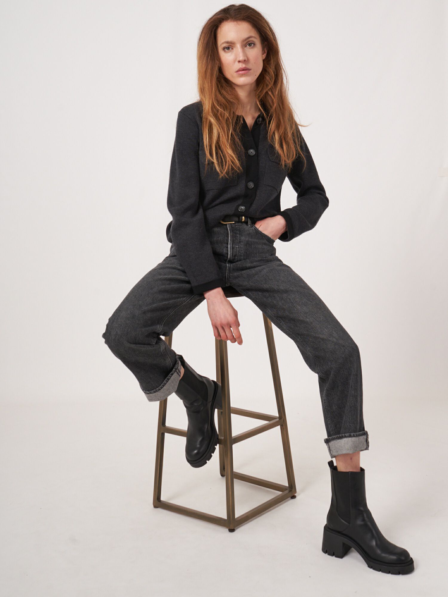 Zweifarbiger Merinowoll-Strickjacke mit Polo-Hals und Brusttaschen von REPEAT cashmere