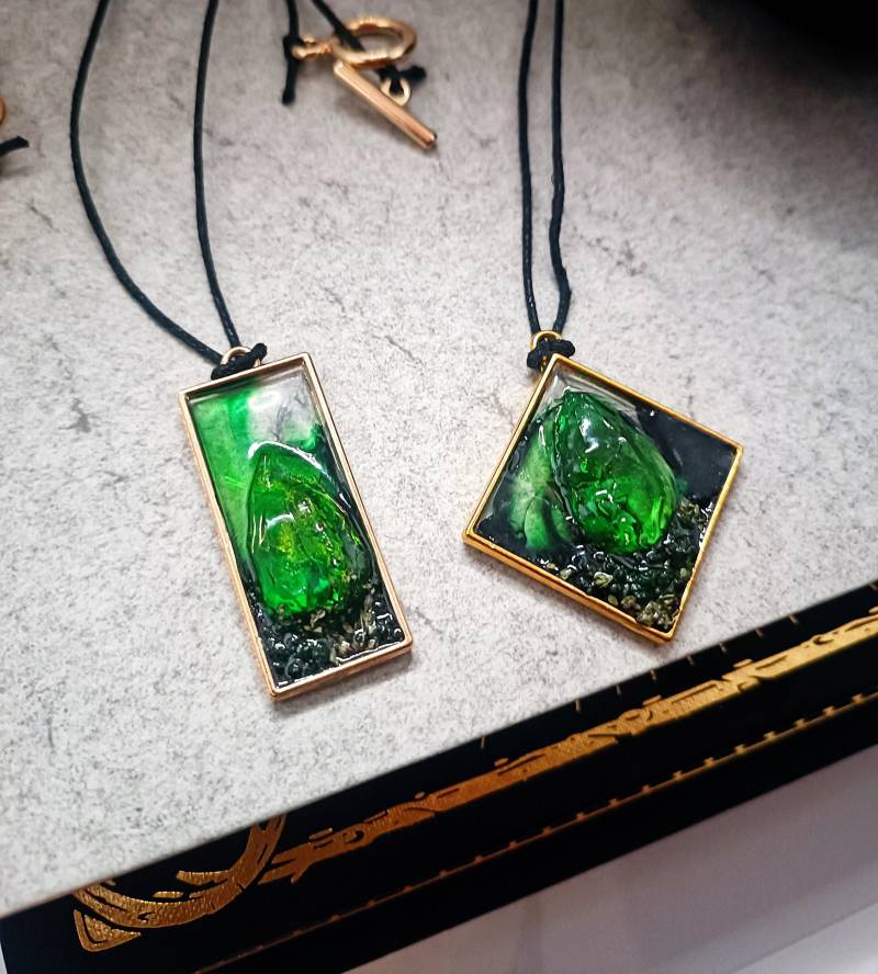 Wald-Amulett „Zelena" Mit Echtem Moos Rechteckiger Anhänger in Goldoptik Witchy Geschenkidee | Waldmagie Kollektion von REVEAlchemieAtelier