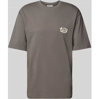 REVIEW T-Shirt mit Label-Detail in Dunkelgrau, Größe M von REVIEW