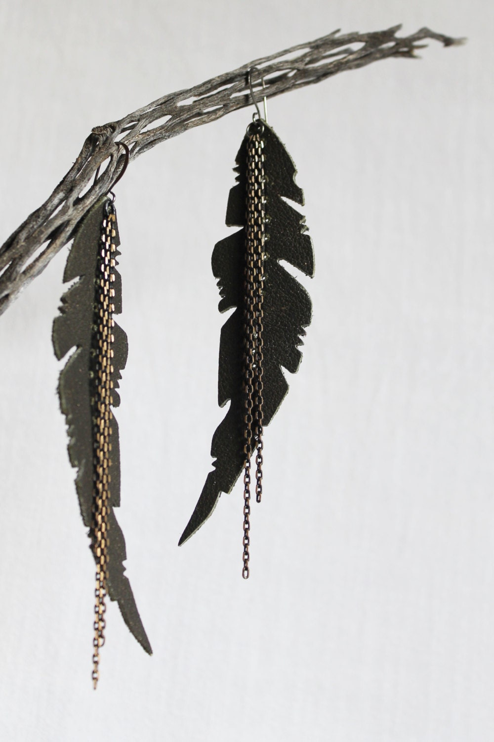 Anmutige Und Ungewöhnliche Leder Feder Ohrringe Mit Bronze Vergoldet Kette Anmutige Und Ungewöhnliche Leder Feder Ohrringe Mit Bronze Vergoldet Kette von REVOLVEdesign