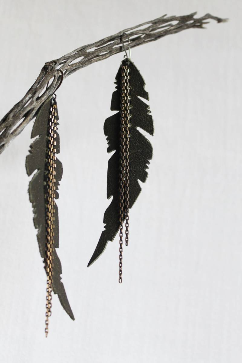 Anmutige Und Ungewöhnliche Leder Feder Ohrringe Mit Bronze Vergoldet Kette Anmutige Und Ungewöhnliche Leder Feder Ohrringe Mit Bronze Vergoldet Kette von REVOLVEdesign