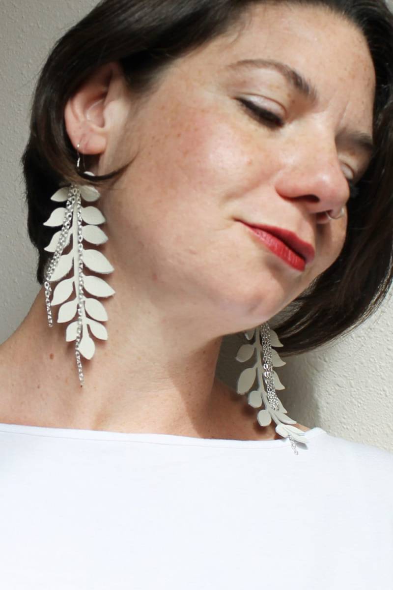 Lange, Weiße, Leichte Und Weiche Lederblatt Versilberte Ketten Ohrringe von REVOLVEdesign