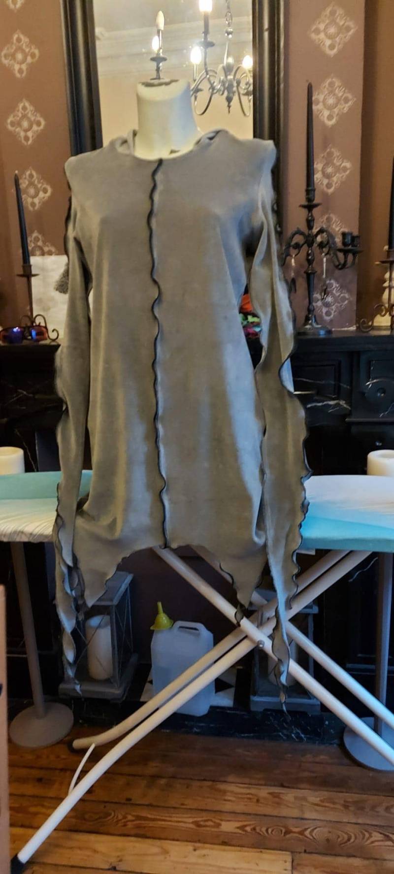 Tunika „Sprite Wood" Aus Grauem Samtjersey - Auf Bestellung Nach Ihren Maßen von REZline