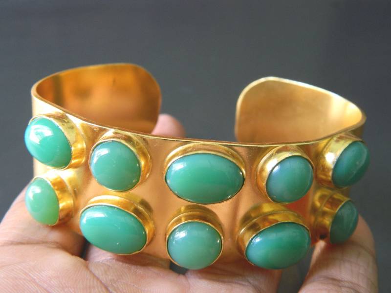 Chrysopras Chalcedon Oval & Rund Cabochons Manschetten Armreif Vergoldet Messing Handarbeit Antik Stil Designer Schmuck Geschenkidee Sale von RFGemsNjewels