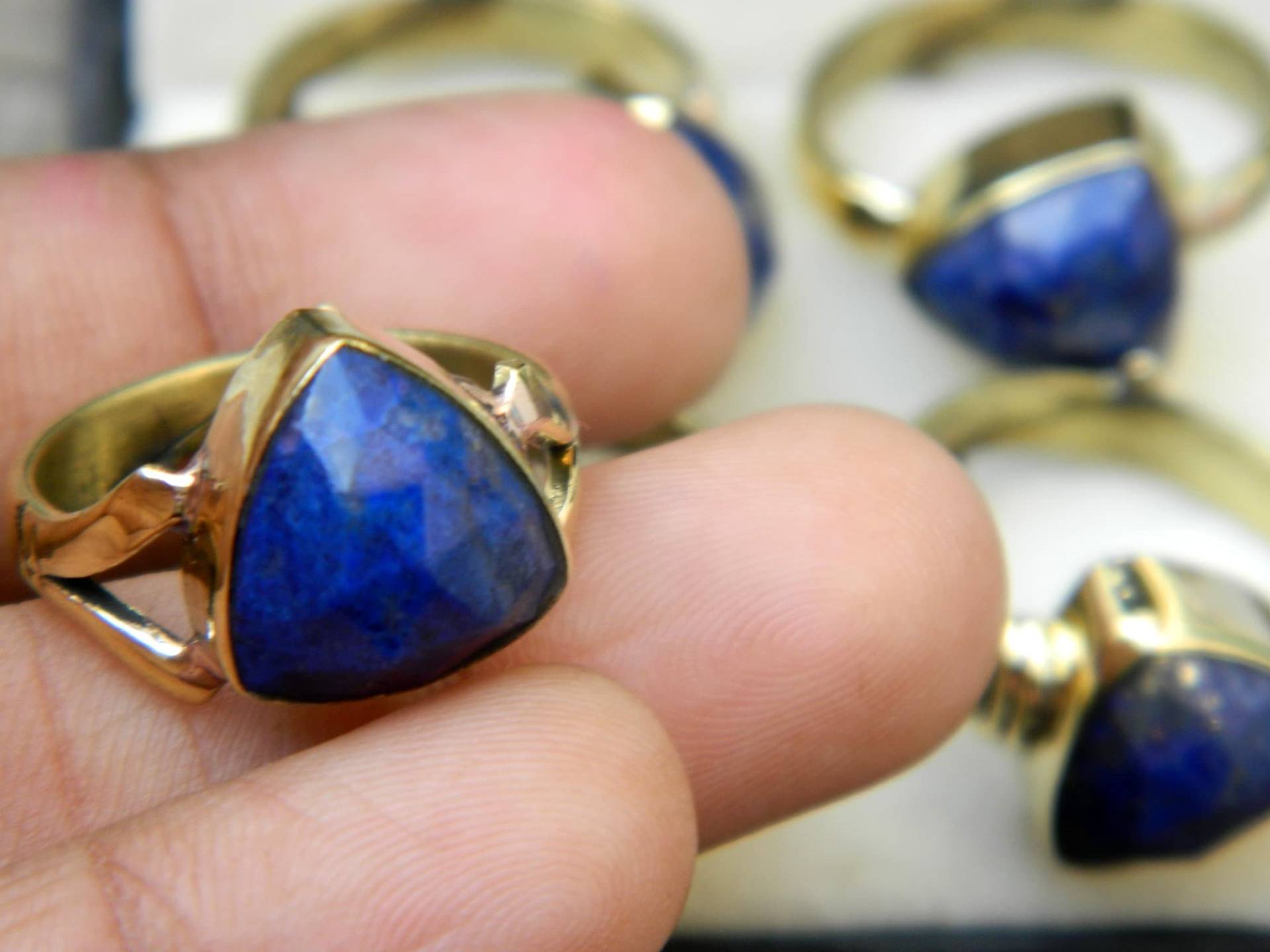 Edelstein Ring Natürliche Lapislazuli Facettierte Trillion Form Stein Verstellbarer Messingring Modering Moderne Ehering Schönes Geschenk von RFGemsNjewels