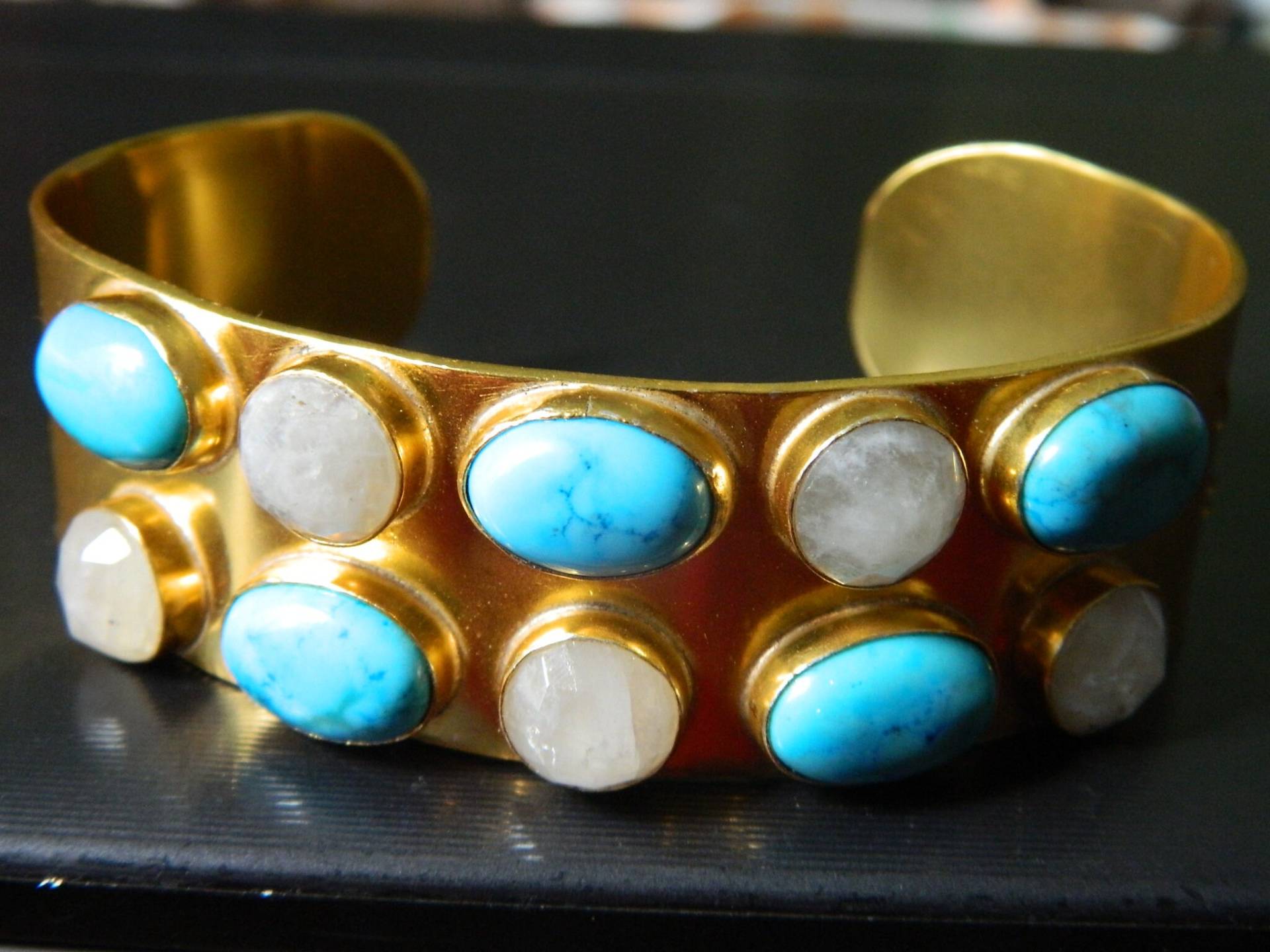 Edelstein Schmuck Howlith Türkis Natur Weiß Regenbogen Stein Manschette Armreif Armband Vergoldet Messing Modedesigner Geschenk Sale von RFGemsNjewels