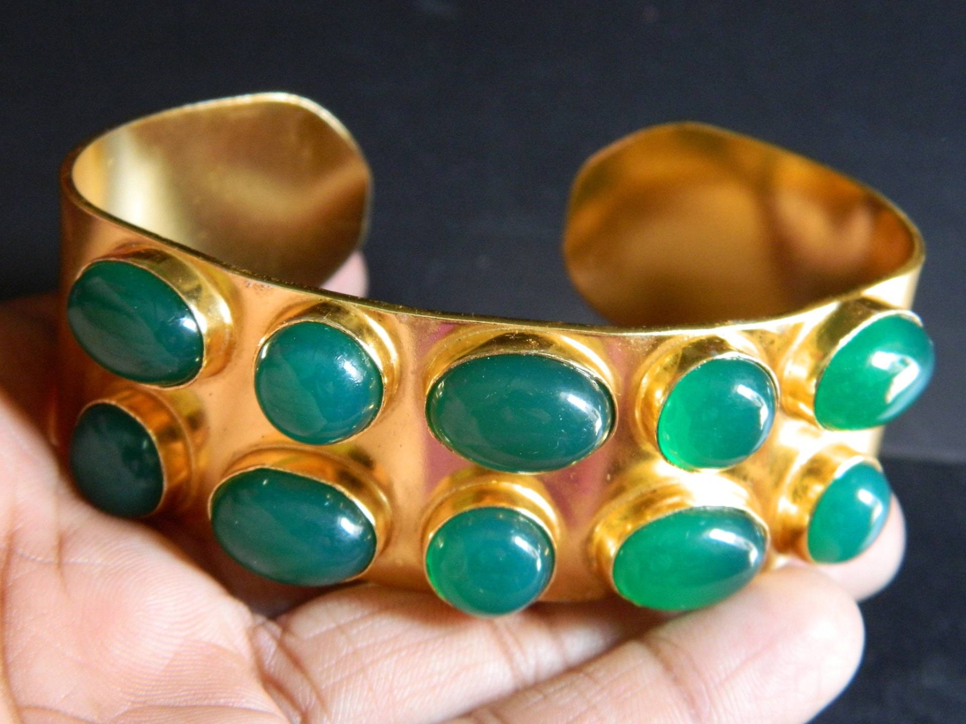 Grün Onyx & Blaue Chalcedon Farbe Cabochons Vergoldetes Messing Manschette Armreif Handmade Vintage Style Einzigartige Designer Boho Modeschmuck von RFGemsNjewels