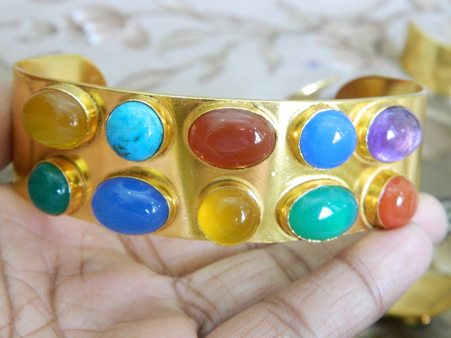 Multi Stein Armband Türkis, Amethyst, Chalcedon Chrysophrase, Karneol Und Onyx Vergoldet Verstellbarer Armreif Geschenk Für Sie von RFGemsNjewels