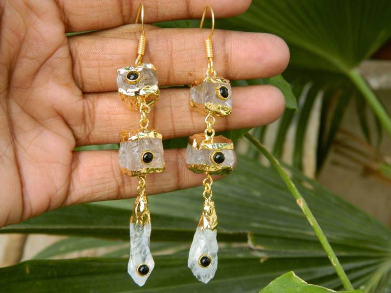 Natürliche Rock Kristall Quarz Ohrring Mit Schwarzen Onyx Vergoldet Natürlichen Edelstein Schmuck Boho Designer Geschenk Für Frauen von RFGemsNjewels
