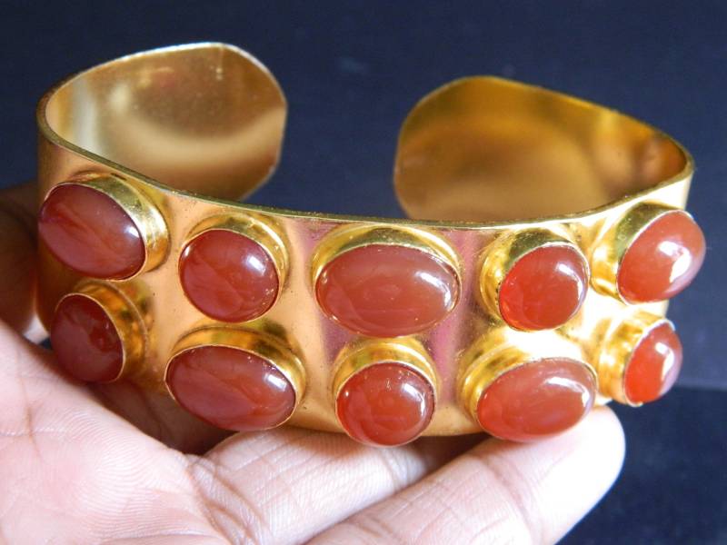 Natürlicher Roter Onyx Karneol Vergoldet Messing Armreif Handarbeit Unikat Designer Traditionell Boho Exklusiver Modeschmuck Geschenk Sale von RFGemsNjewels