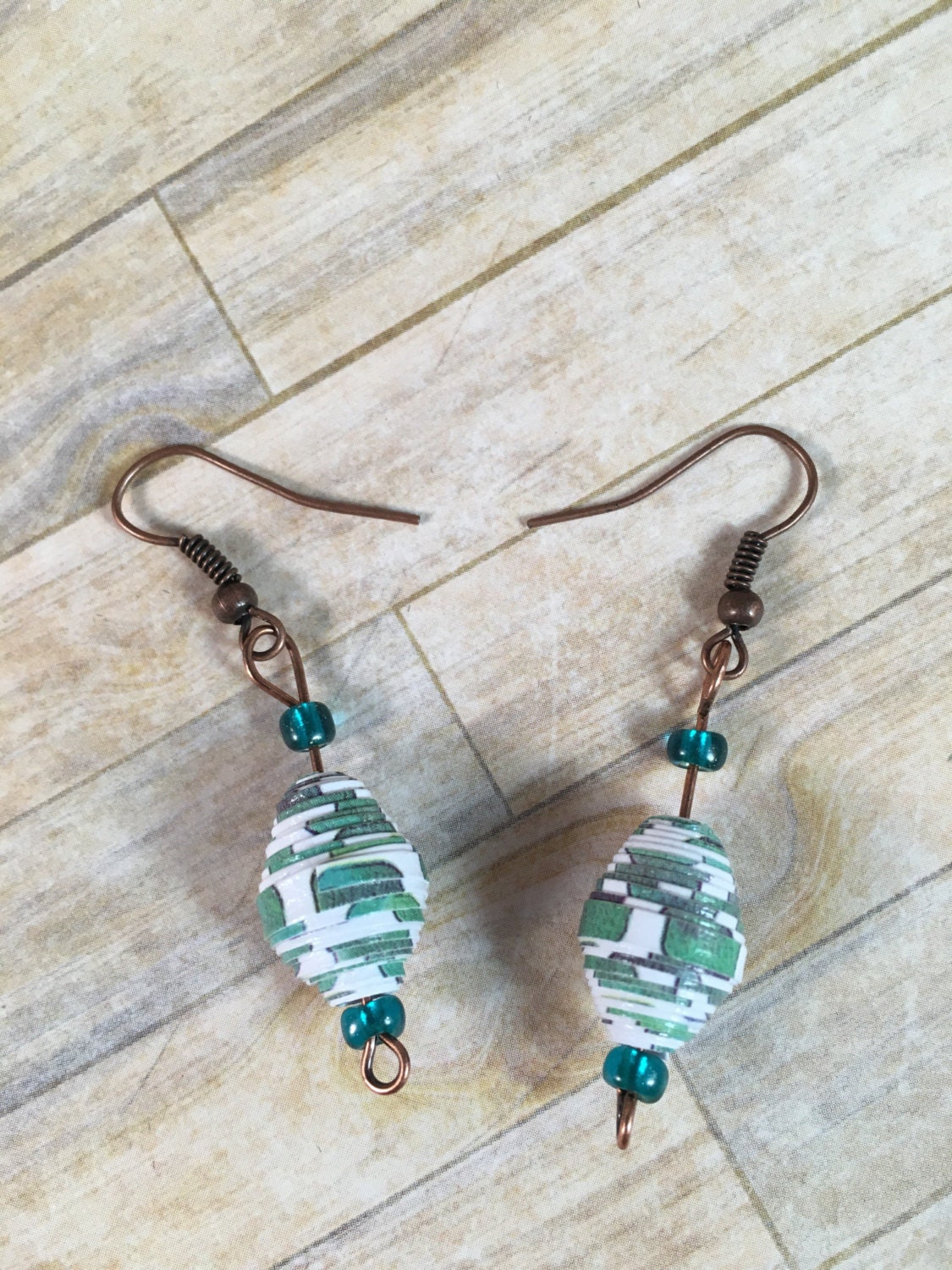 Kleine Grün/Weiße Papier Perle Ohrringe W/Teal Akzente von RFMCraftandDesign