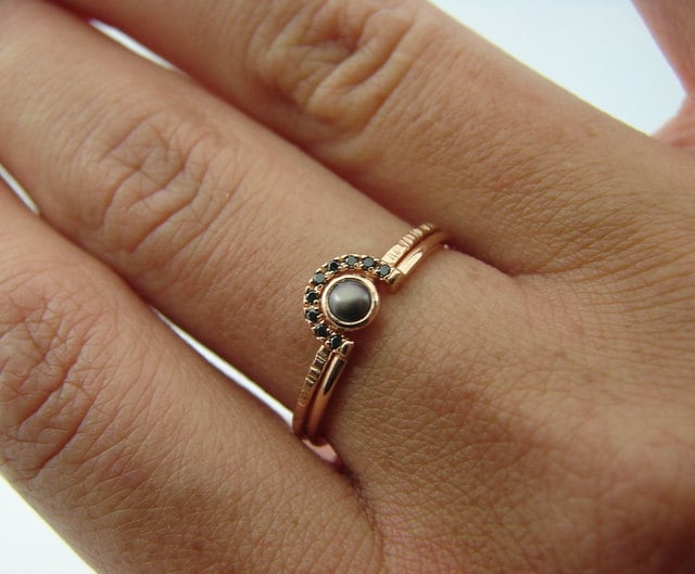 Hochzeit Set, Hufeisen Ring Mit Süßwasser Perlen Ring, Schwarzer Diamant & Gehämmerter Gold von RFgoldiamonds