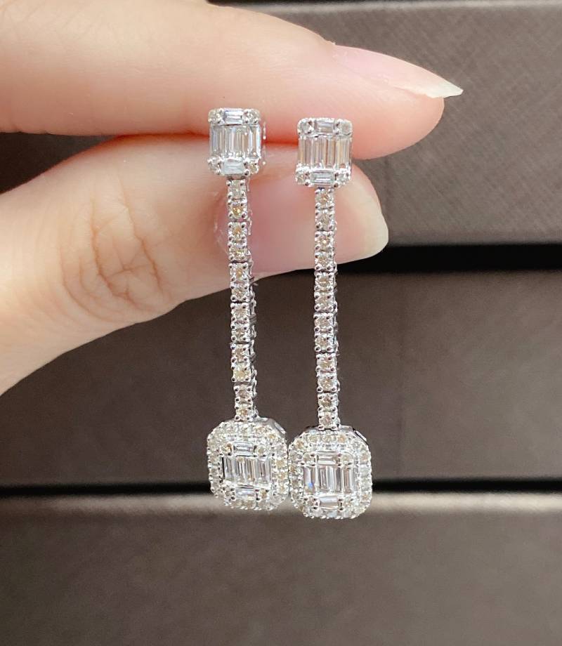 40% Rabatt Auf Restposten Beste Angebote Annehmen Neu Mit Etikett 6.739 Seltene 18Kt Gold Wunderschöne Ausgefallene Weiße Diamant Ohrhänger von RGalleriesJewels