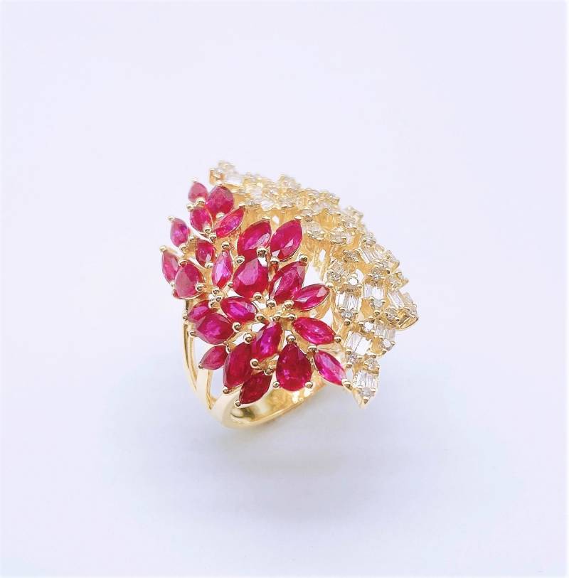 50% Sale Notauflösung Beste Angebote Annehmen Neu Mit Etikett 9.429 18Kt Gold Wunderschöner Seltener Rubin Diamant Blumenmotiv Ring von RGalleriesJewels