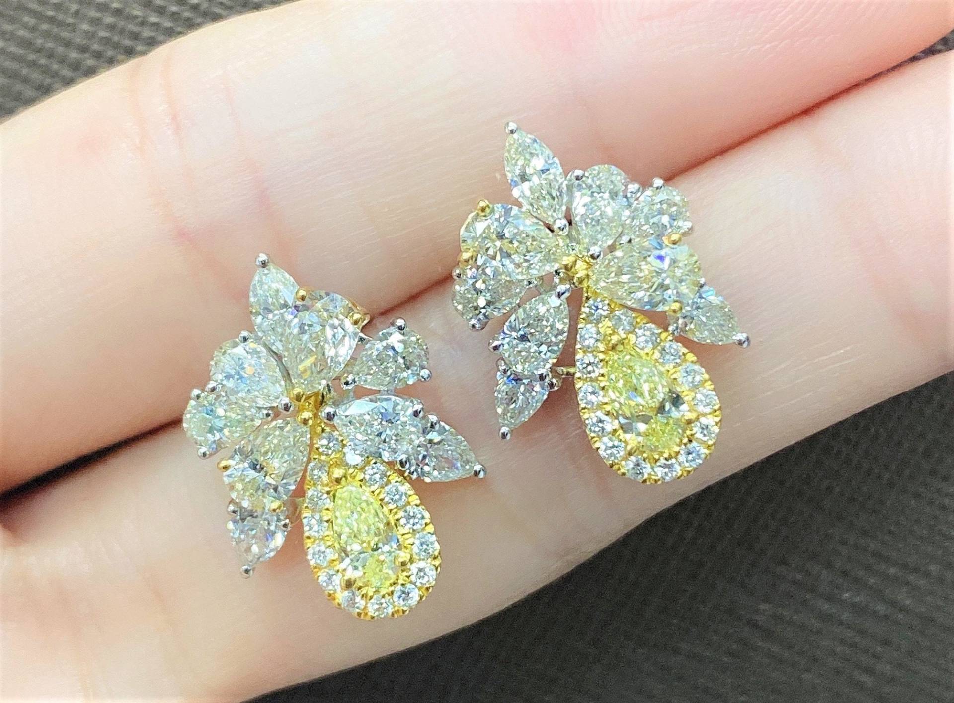 60% Sonderauflösung Nwt 19, 139 Seltene Wunderschöne 18Kt Gold Glitzer Prachtvolle Fancy Gelbe Diamant Weiße Ohrringe von RGalleriesJewels