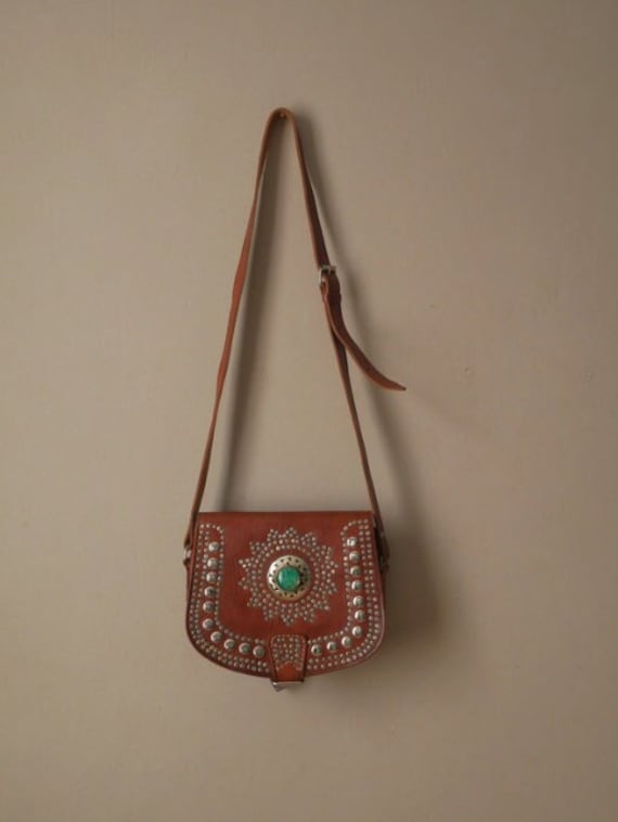 Ledertasche Vintage Handgefertigt Second Hand Boho Bohemian Berber Handwerkskunst Silberne Metallnieten von RGbyleonn