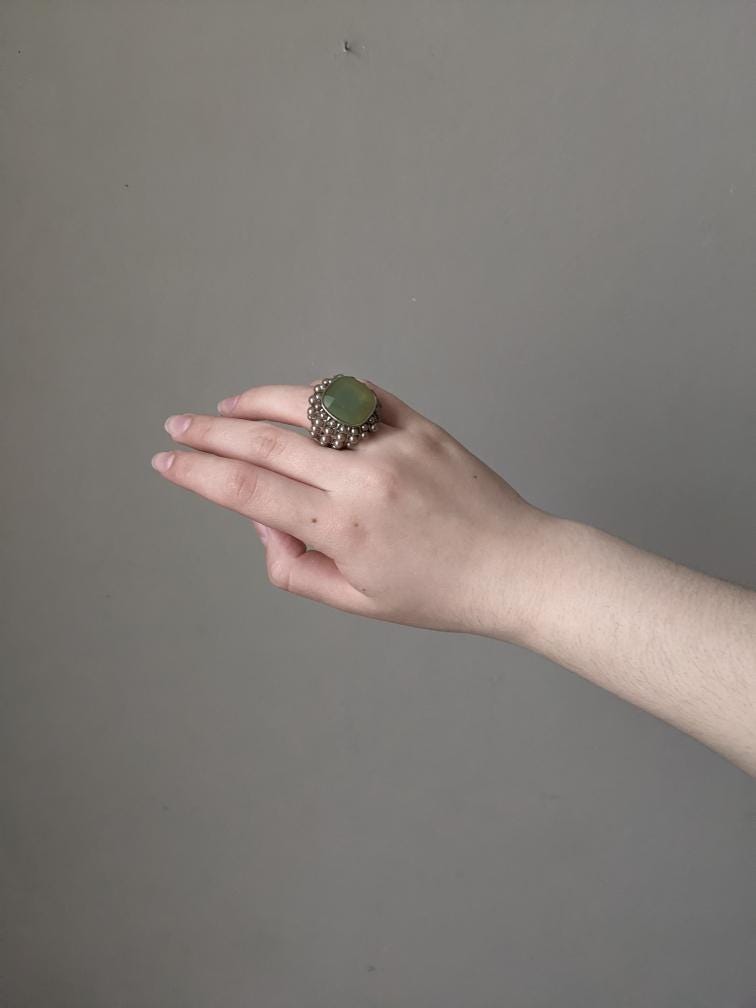 xl-Ring Aus Silbernem Metall Mit Grünem Stein Und Perlen von RGbyleonn