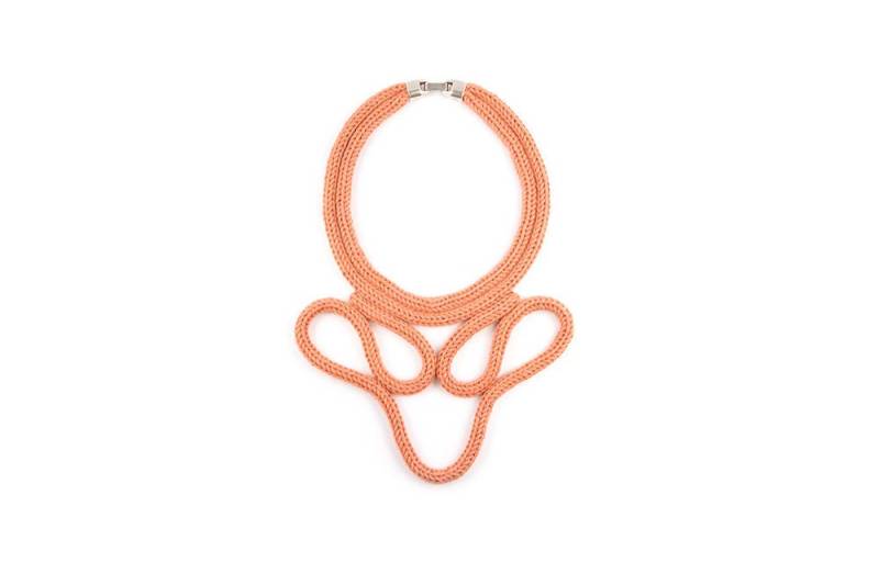 Eja Halskette/Rosa Gestrickte von RHIZOMstudio