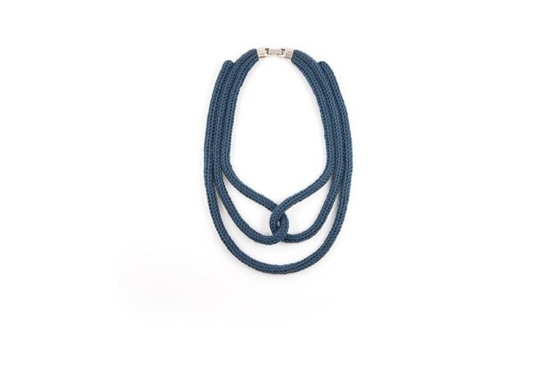 Oly Gestrickte Kette/Dunkelblau von RHIZOMstudio