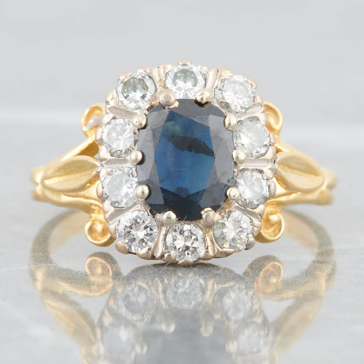 18 Karat Gold Oval Saphir Und Diamant Cluster Ring | Second Hand 18K Kleid Tiefblauer Cocktail von RHJewellers