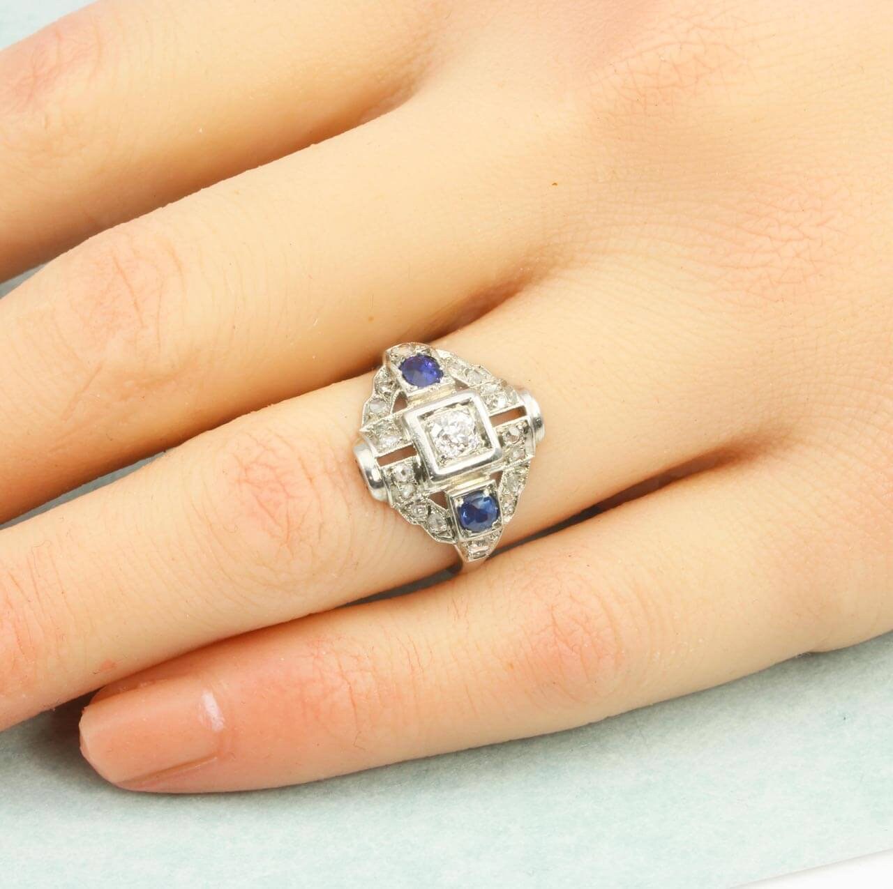 Art Deco 18 Karat Goldring Mit Saphir Und Diamant von RHJewellers