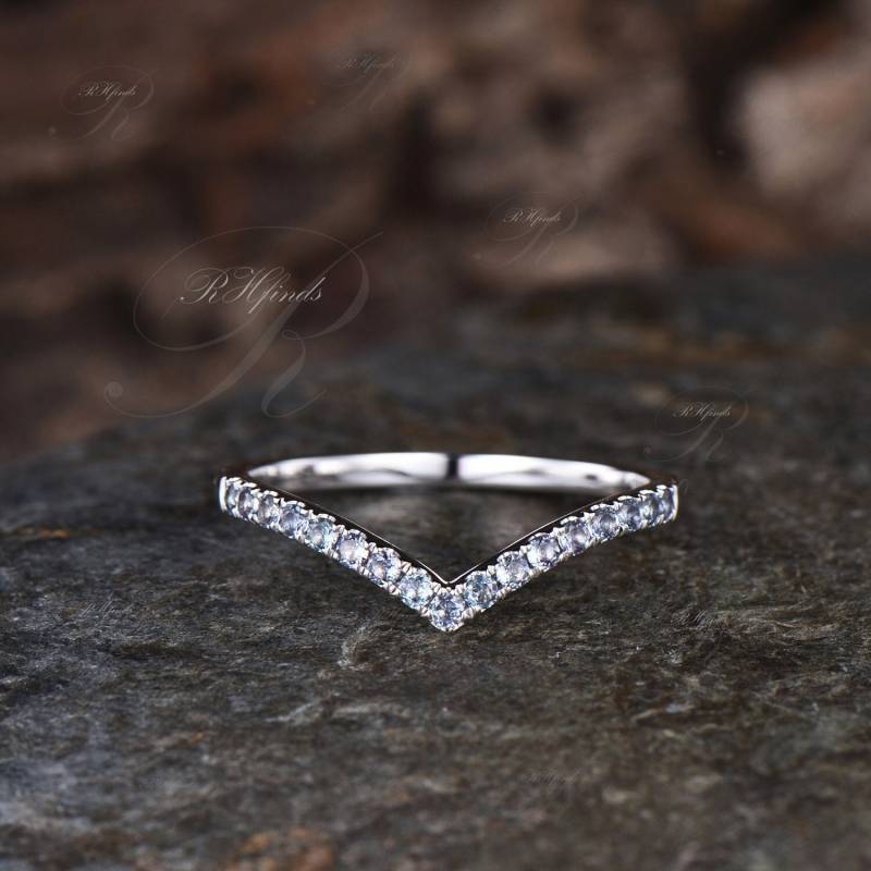 Chevron Alexandrit Ehering V-Kurve Micro Pave Stapelbare Bands Farbwechsel Steine 14K Roségold Passende Ringe Für Frauen von RHfinds