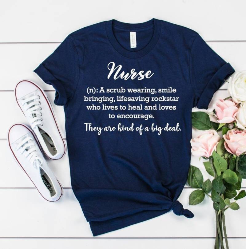 Krankenschwester T-Shirt - Womens Grafik T-Shirts Definition Geschenk Für Krankenschwestern Krankenschwester T-Shirt - Womens Grafik T-Shirts Definition Geschenk Für Krankenschwestern von RICORDIBOUTIQUE