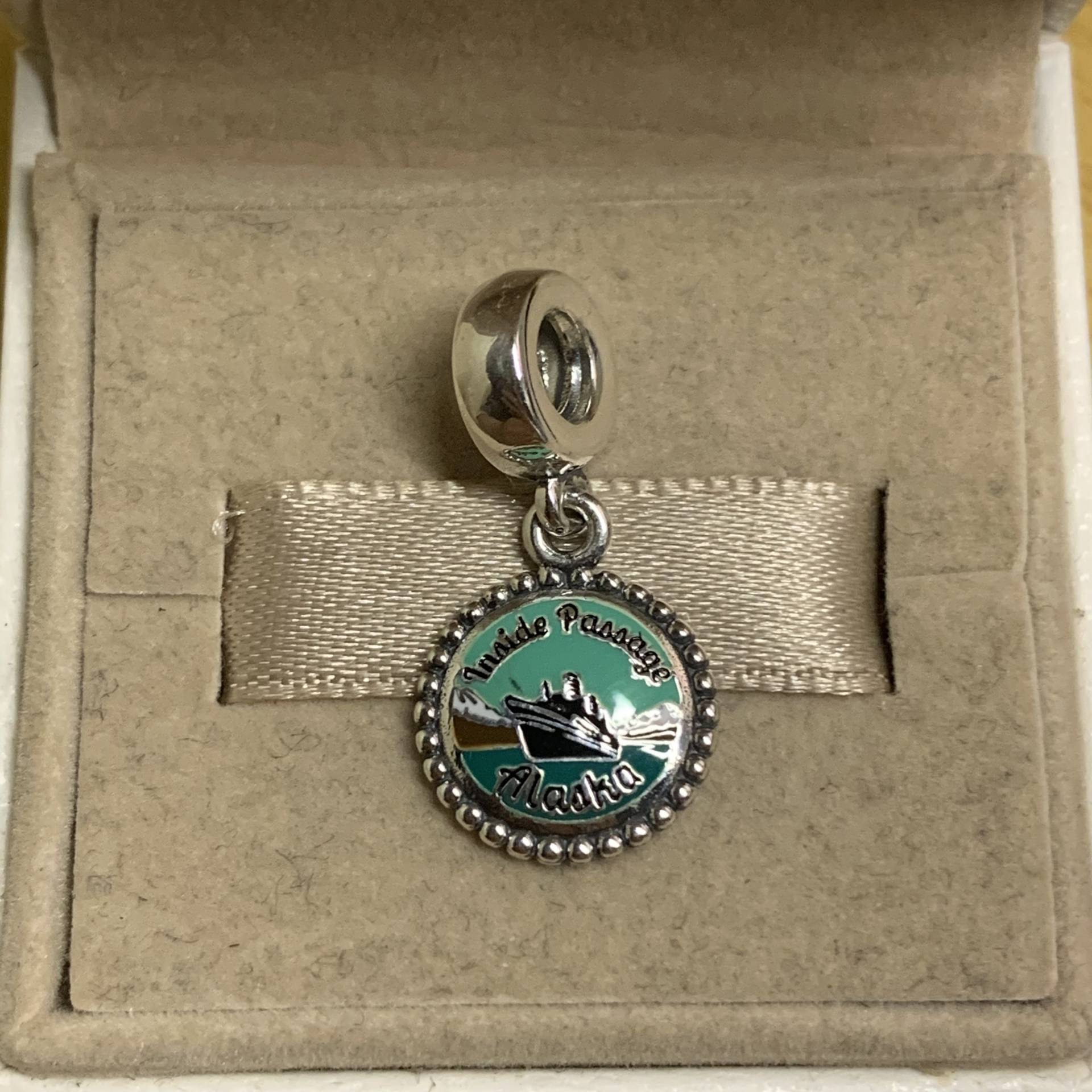 Alaska Inside Passage Charm Anhänger ， S925 Sterling Silber Schmuck Baumeln Charme Für Armband , Halskette Emaille Kunsthandwerk von RINPOCHEsCollections