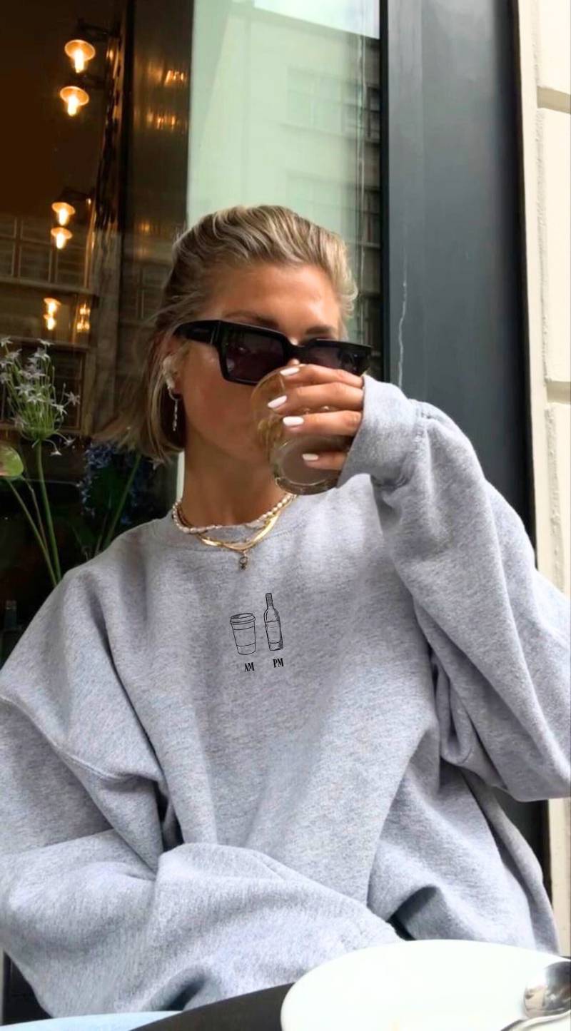 Am Coffee Pm Wine Crewneck/Alcohol & Pullover Bestfriend Gift Minimalistic Comic Lineart Morning Evening Cocktail Drink von RISCStudios