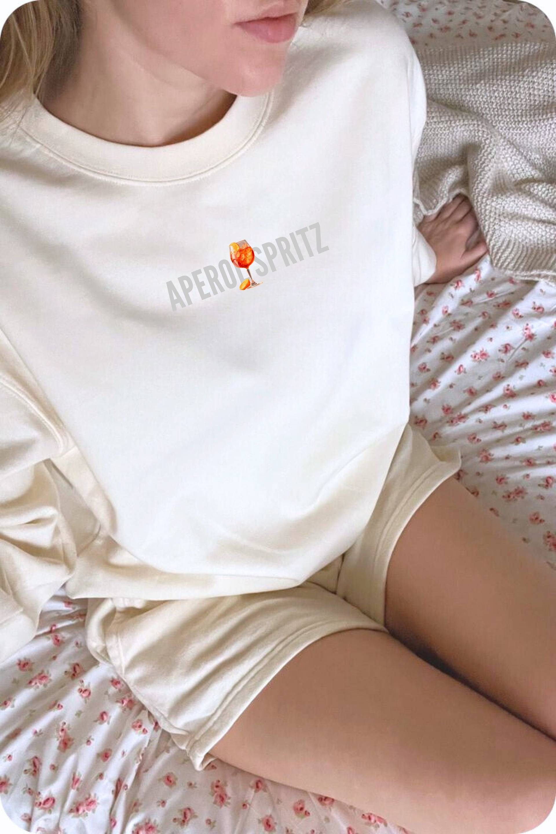 Aperol Spritz Art Crewneck/Funny Alcohol Best Friend Gift Pullover Printed Minimalistic Text Sweater Summer Cocktail Party Vibe Aperol Spritz Art Crewneck/Funny Alcohol Best Friend Gift Pullover Printed Minimalistic Text Sweater Summer Cocktail Party Vibe von RISCStudios