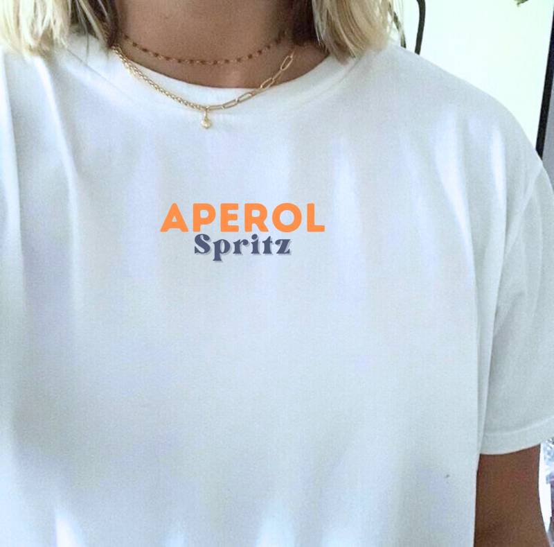 Aperol Spritz Text T-Shirt/Funny Alcohol Best Friend Gift Tshirt Printed Minimalistic Shirt Summer Cocktail Party Vibe von RISCStudios