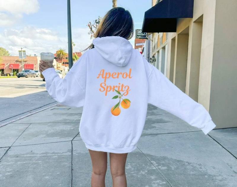 Aperol Spritz Vintage Backprint Hoodie // Funny Alcohol Best Friend Gift Pullover Printed Orange Fruit Summer Vibe Retro Sweater von RISCStudios