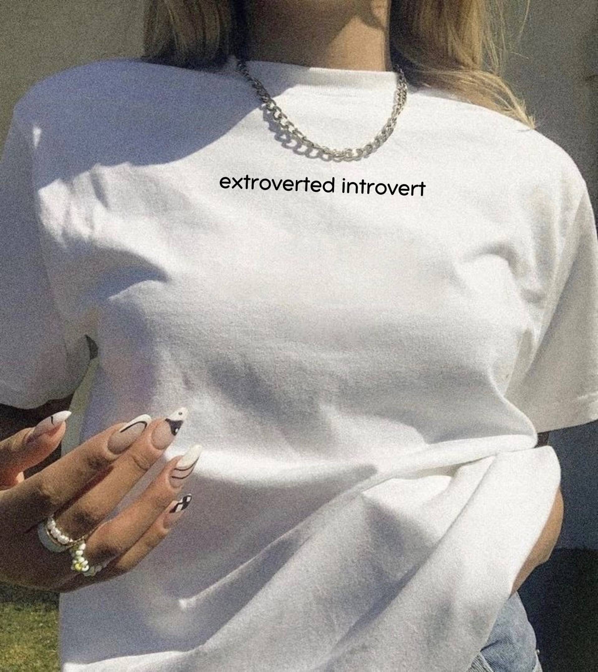 Extroverted Introvert T-Shirt // Best Friend Personality Gift Tshirt Minimalistic Introverted Shirt Handwritten Statement von RISCStudios