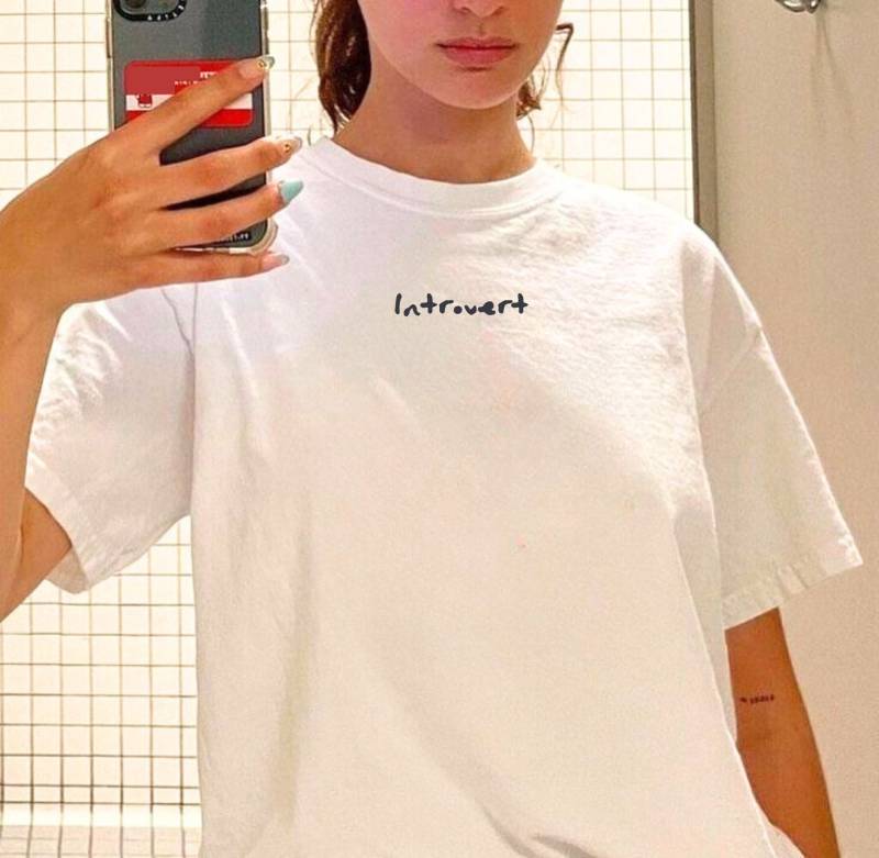 Introvert T-Shirt // Best Friend Personality Gift Tshirt Minimalistic Introverted Shirt Handwritten Statement Subtle Aesthetic von RISCStudios