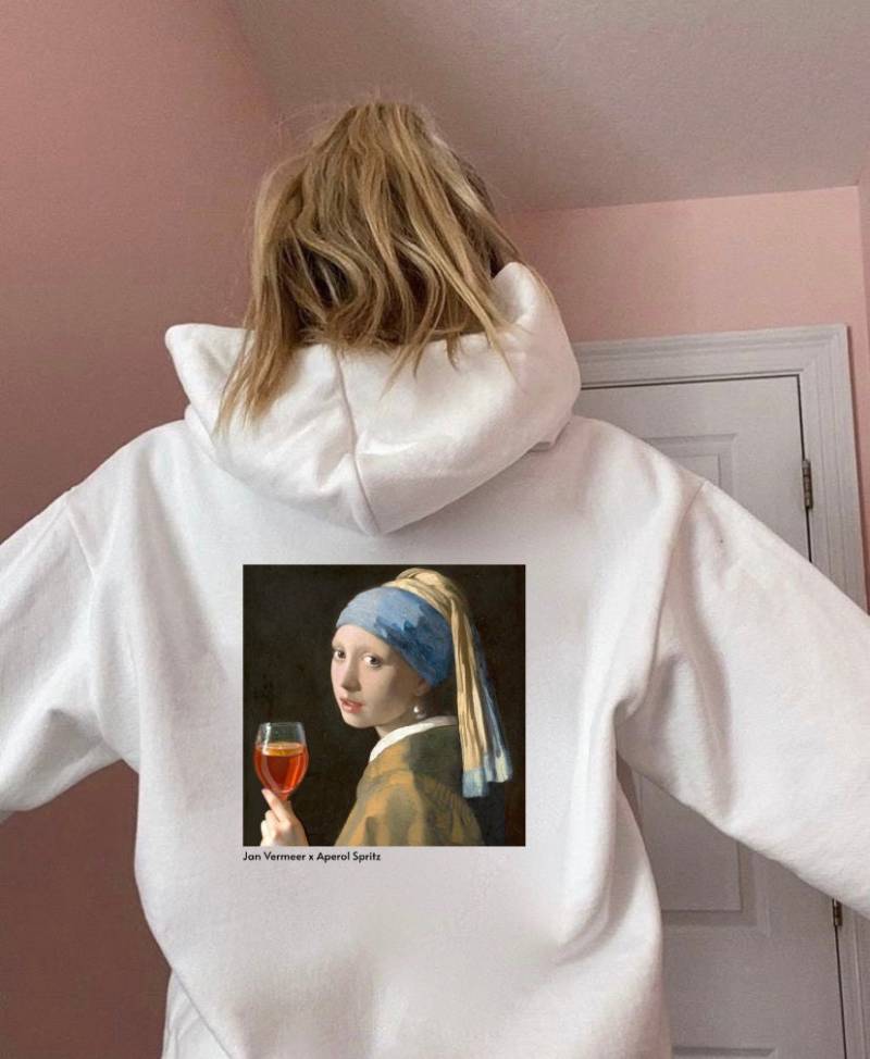 Jan Vermeer X Aperol Spritz Hoodie // Printed Fine Art Cocktail Pullover Girl With A Pearl Earring/Funny Mashup Fusion Best Friend Gift von RISCStudios