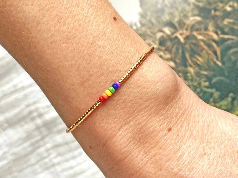 Zartes Perlenarmband Lgbtq | Regenbogen Armband Gold & Bunt Geschenk Freundin Pride Zartes Perlenarmband Lgbtq | Regenbogen Armband Gold & Bunt Geschenk Freundin Pride von RISEcosmos