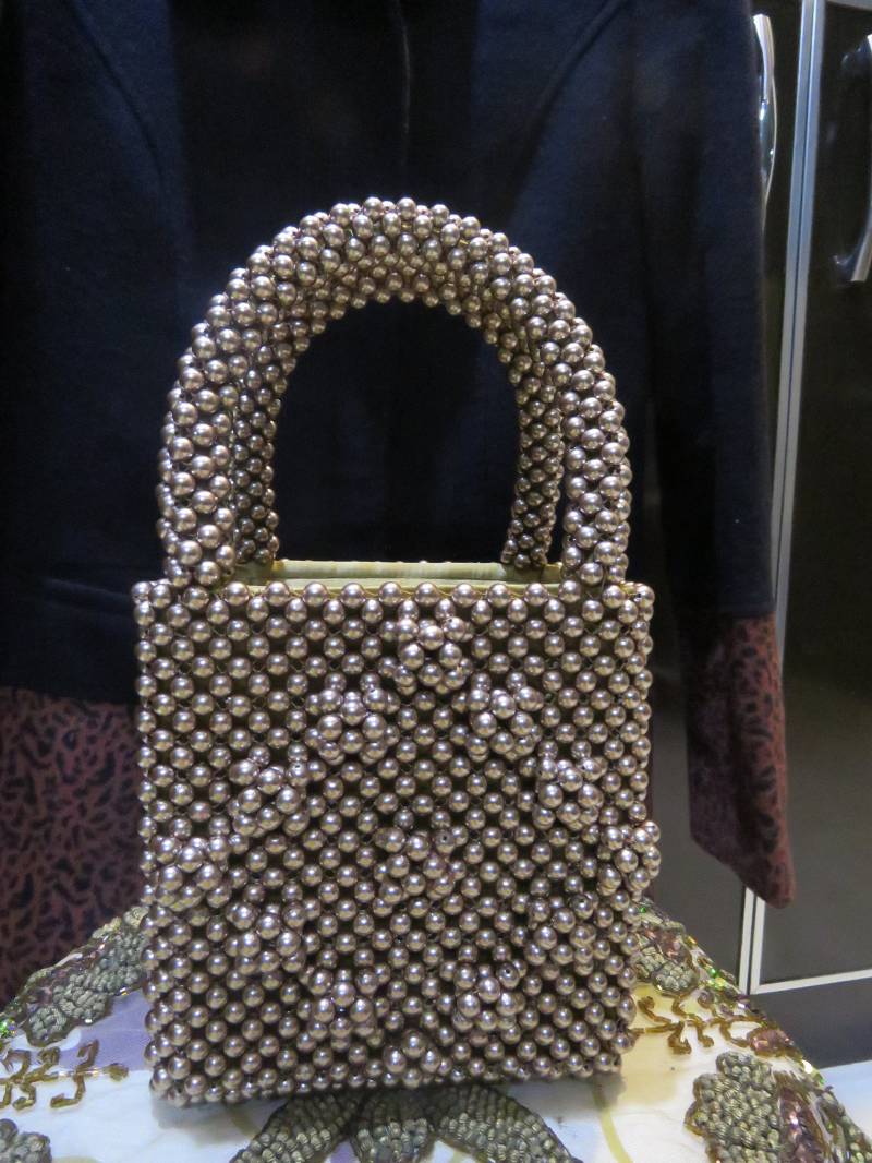 Perlenbraune Tasche von RITZYbysnehlatagupta