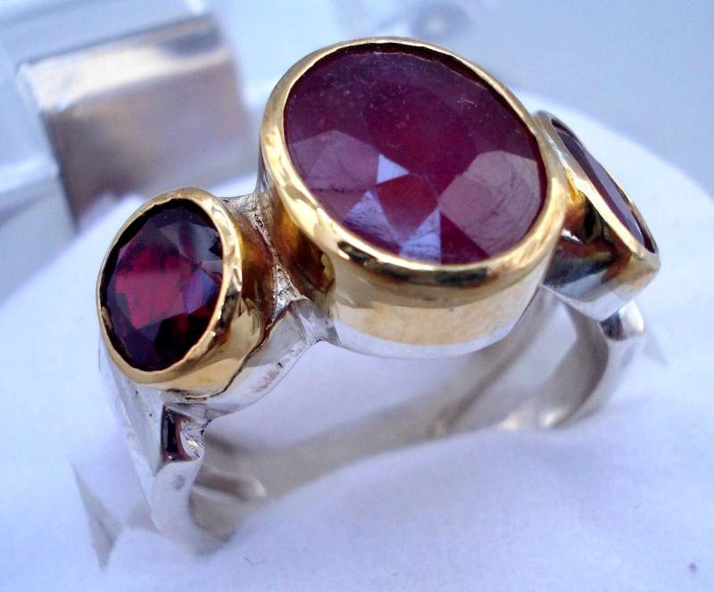 Handgemachter Rubin Sterlingsilber Ring Drei Stein Birthstone Schmuck, Handgemachte Einzigartige Geschenke Für Ihn von RIngKIngz