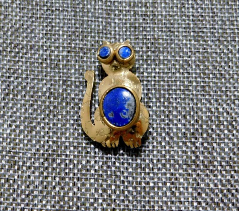 Vintage Brosche Katze Blau Lapis Stein Inlays Strukturiert Goldton C15 Vintage Brosche Katze Blau Lapis Stein Inlays Strukturiert Goldton C15 von RJsEccentricAntiques