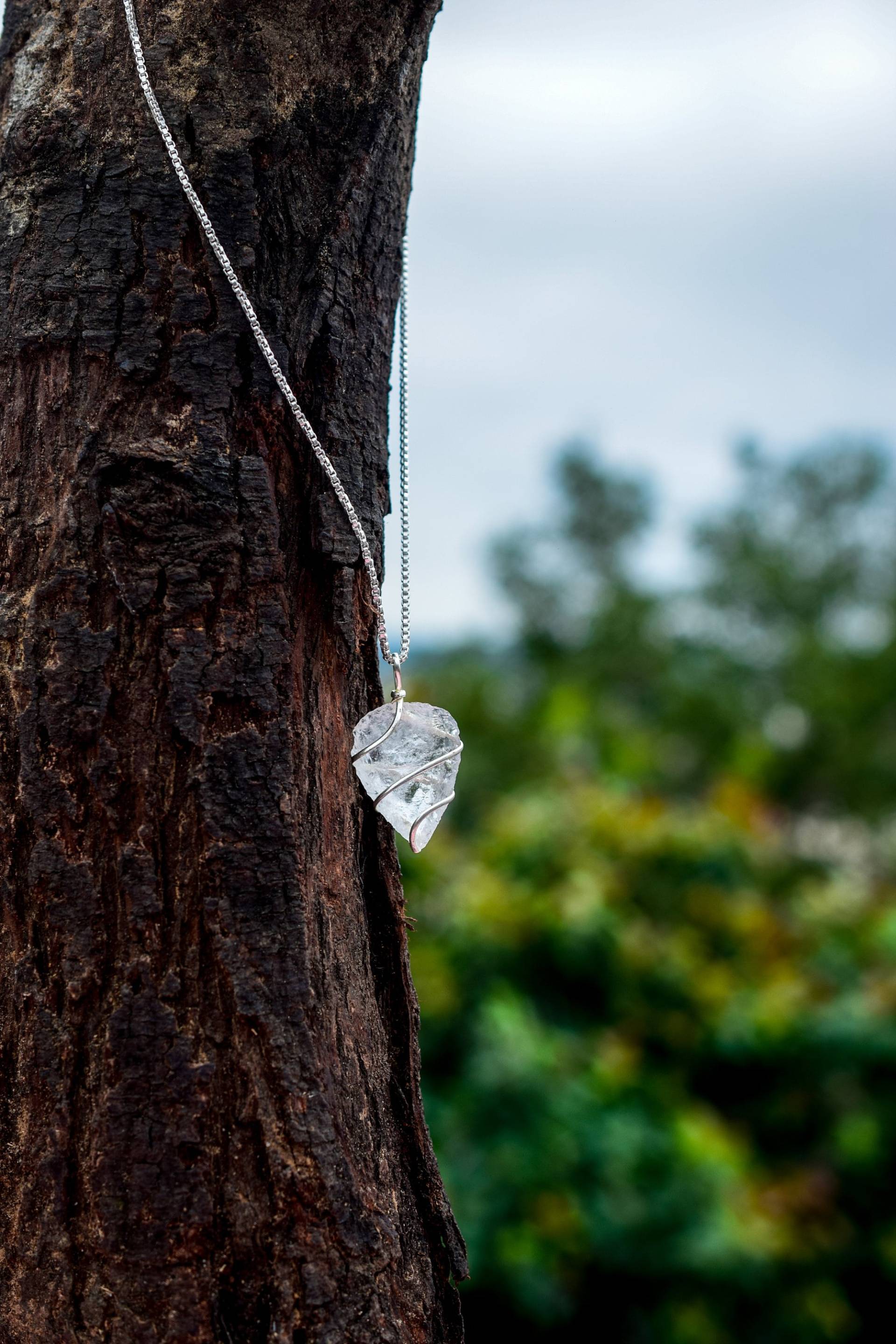 Bergkristall Halskette, Wire Wrapped Quartz Schmuck von RKGEMSANDJEWELSIN