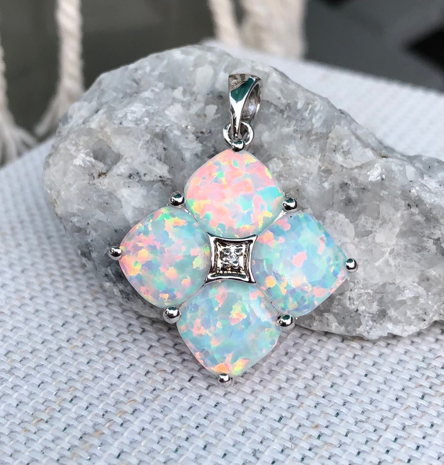 Einzigartiges Design Wunderschönes 4 Kissen Simulierter Opal Cz Anhänger in 925 Sterling Silber von RKLEINJEWELRY