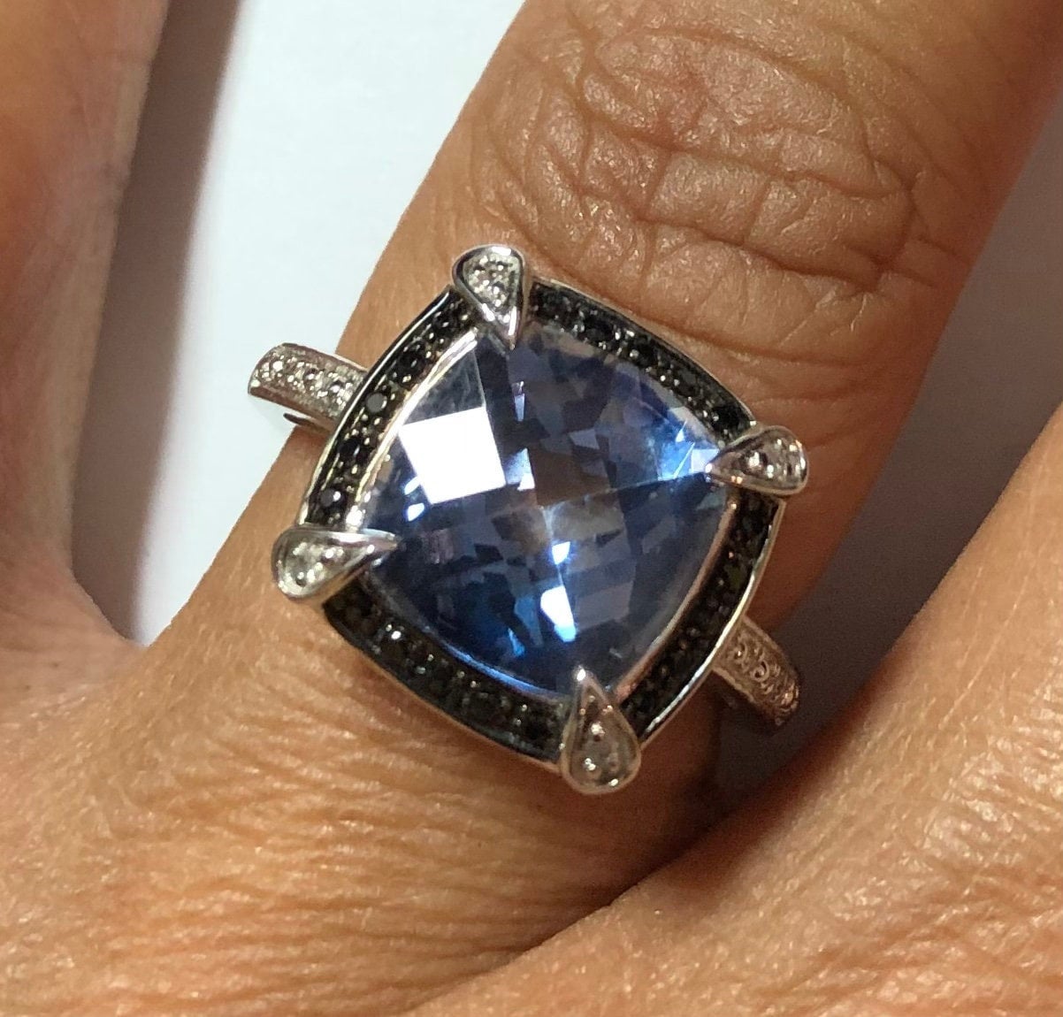 Tolles Design Wunderschöner Kissen Blau Passion Beschichteter Ring Mit 6 Natürlichen Diamanten Und 20 Echten Schwarzen Spinell Heiligenschein in von RKLEINJEWELRY