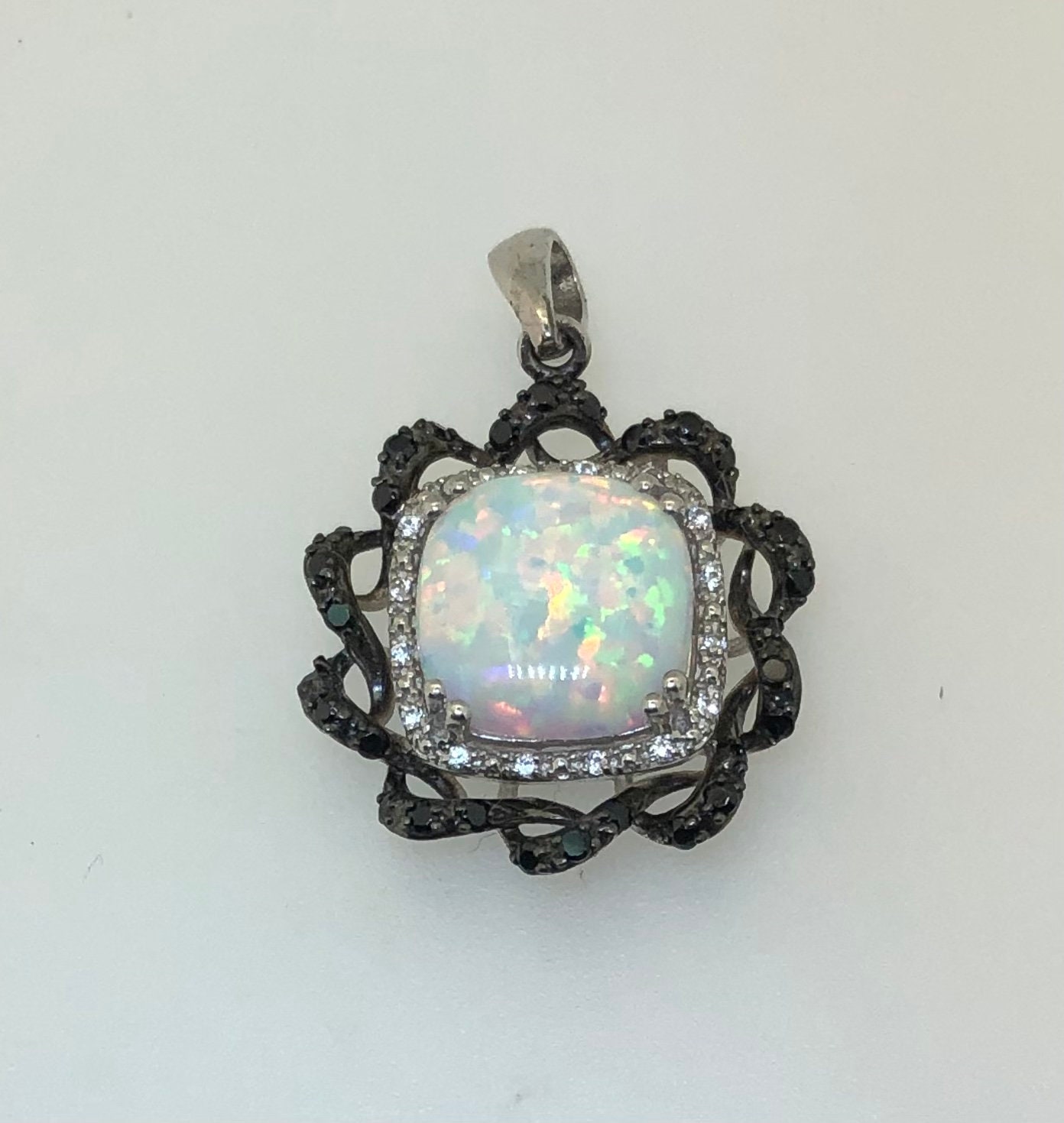 Wunderschöner Kissen Kreierter Opal Anhänger Mit Rundem Weißem Topas Und Schwarzem Spinell in 925 Sterling Silber von RKLEINJEWELRY