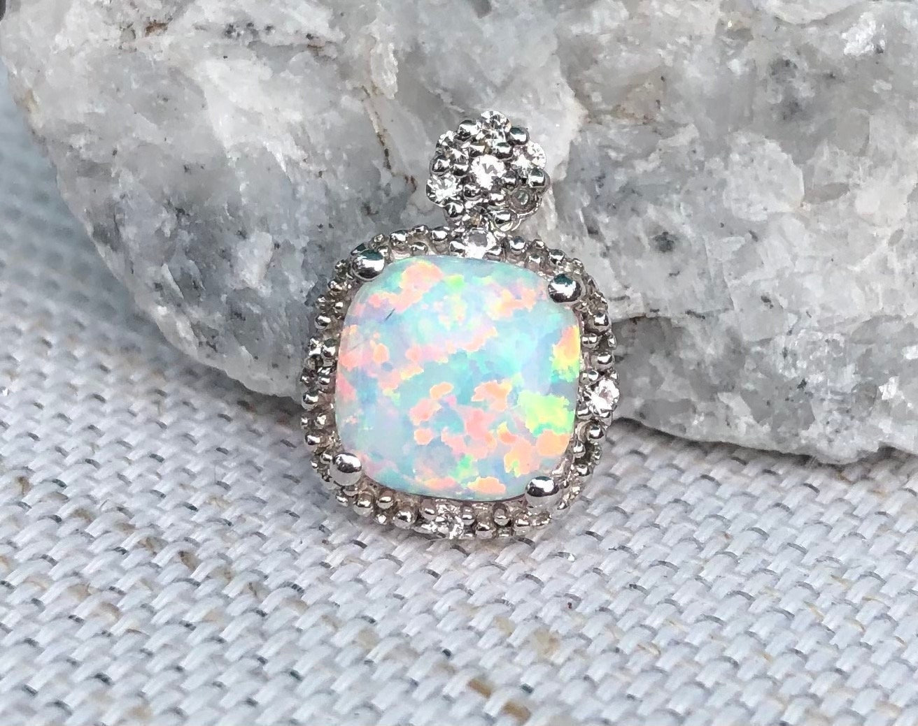 Wunderschöner Kissen Simulierter Opal Und Weißer Topas Anhänger in 925 Sterling Silber von RKLEINJEWELRY