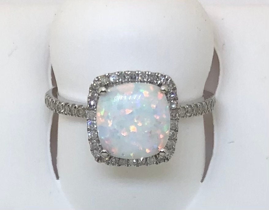 Wunderschönes 8mm Kissen Simulierter Opal Mit 52 Diamanten 1/5 Cts Tw Halo in 10Kt Weißgold von RKLEINJEWELRY