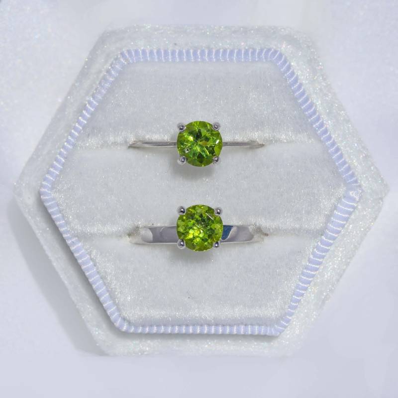 Peridot Geburtsstein Ring - August von RKNYCJEWELRY