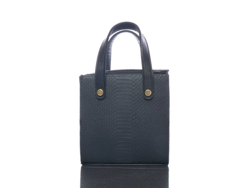 Schwarze Schlange Geprägte Leder Box Crossbody Tasche Schwarze Schlange Geprägte Leder Box Crossbody Tasche von RLCNYC